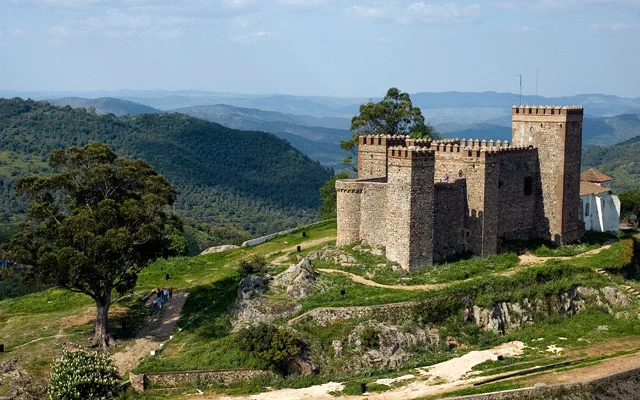 Castillo medieval de Niebla y fortalezas de Huelva